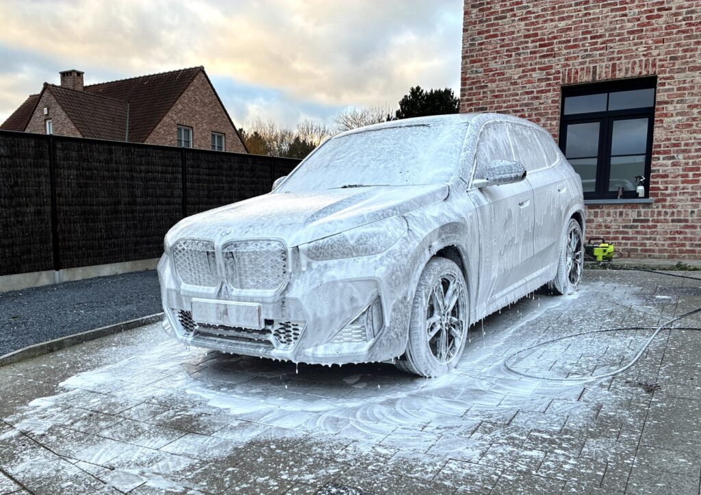 Exterieur auto reinigen met foam wash – professionele car detailing