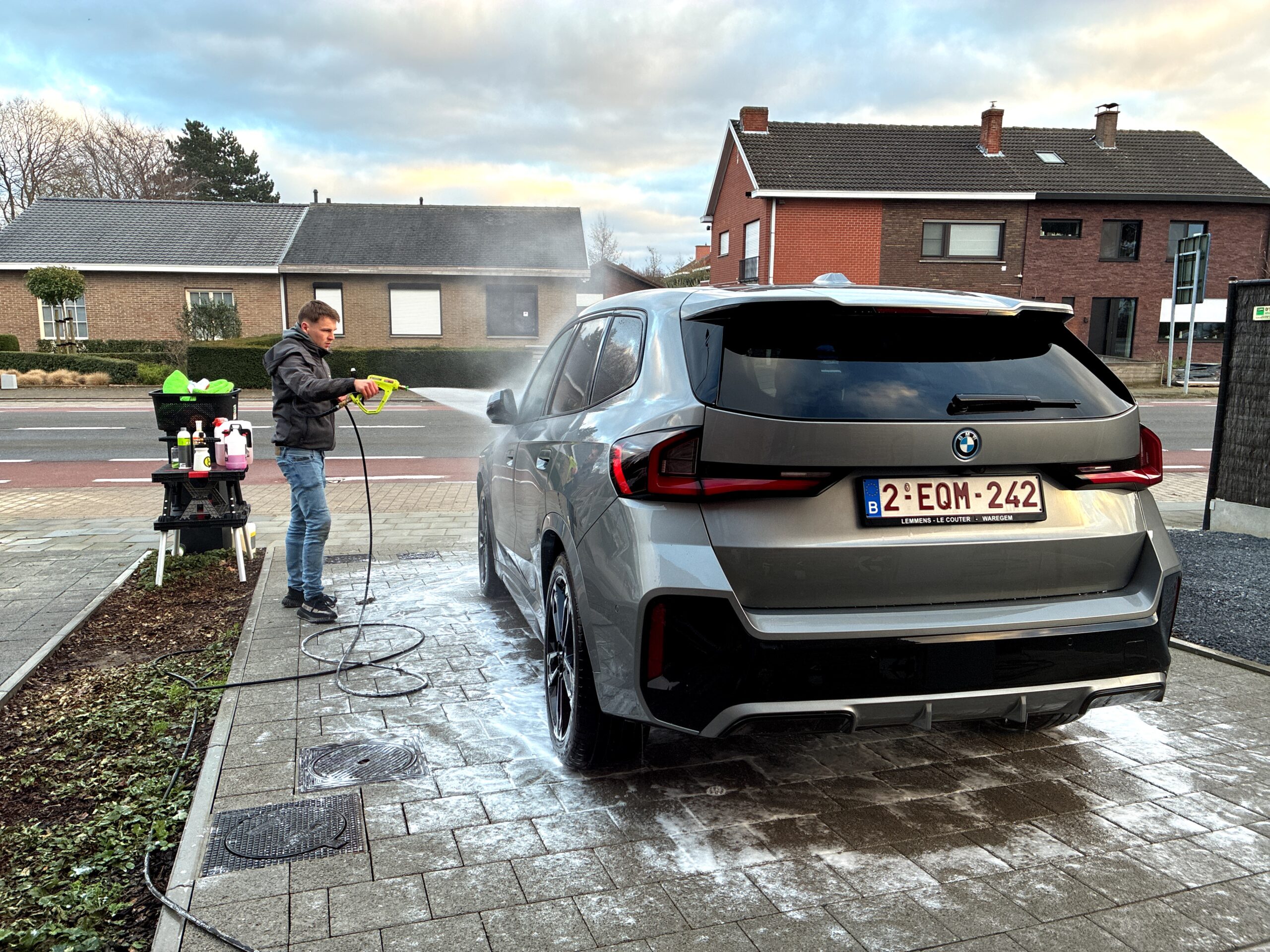 Exterieur dieptereiniging van personenwagen met handwas in Deerlijk