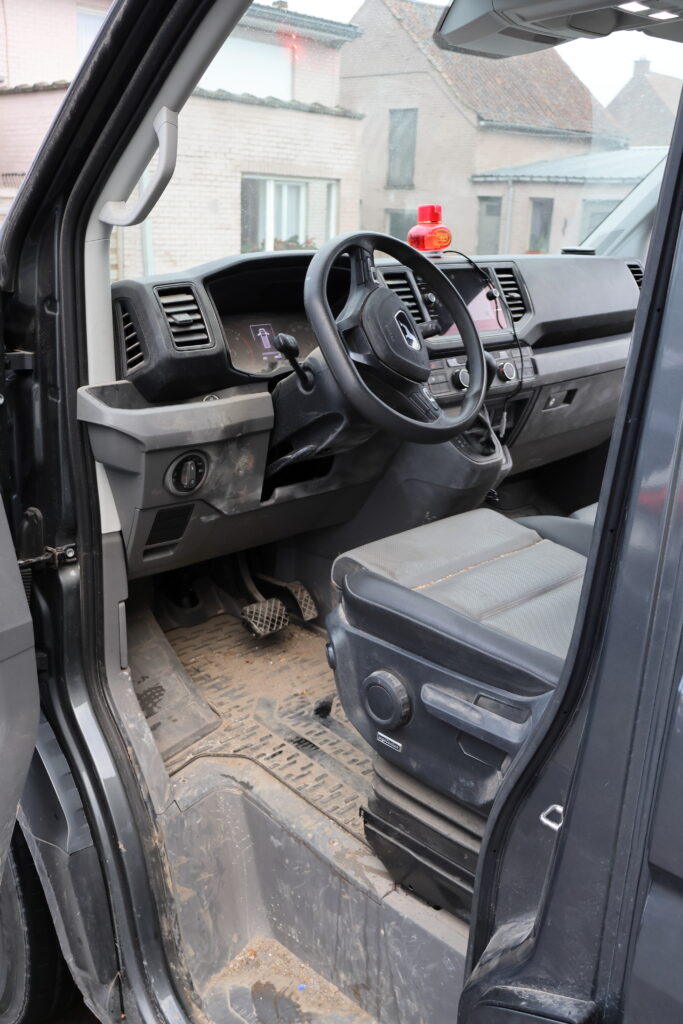 interieur bedrijfswagen vóór dieptereiniging – vuile instap en vloer bestelwagen