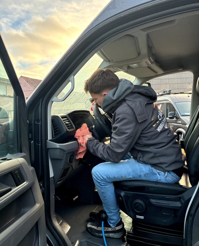 Interieur dieptereiniging van bedrijfswagen met zichtbare vervuiling aan instap, vloer en zetel in Harelbeke