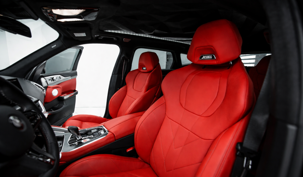 Interieur dieptereiniging auto met rode lederen zetels in Kortrijk